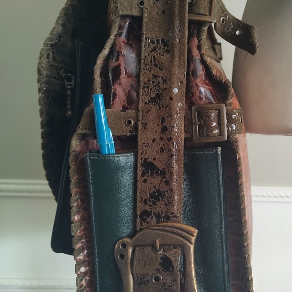 Unique, one of a kind, leather and snake skin messenger bag by Novi Sudiono. - Picture 9 of 15